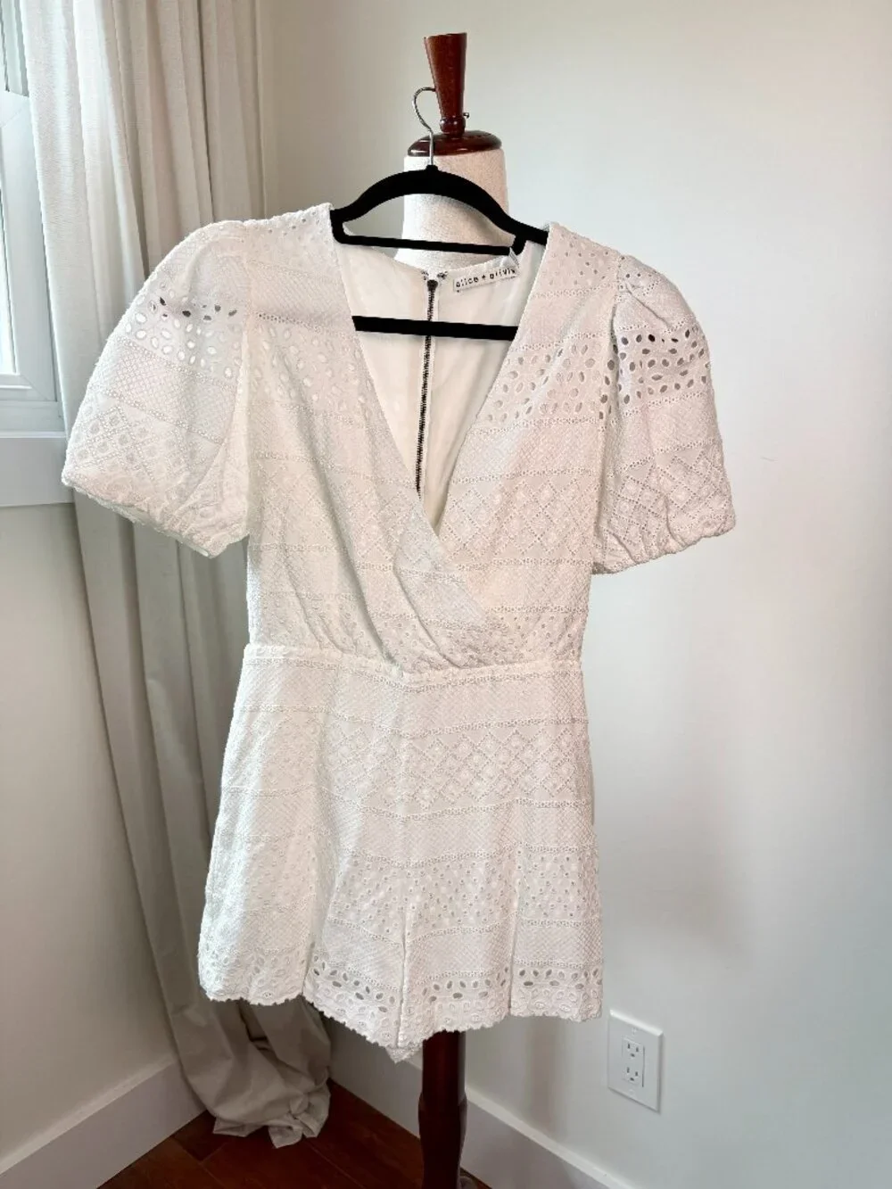 Alice + Olivia White Eyelet Lace Romper Size 0 Puff Sleeve V-Neck Side Pockets